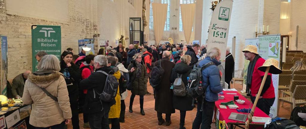 viele Besuchende am Stand